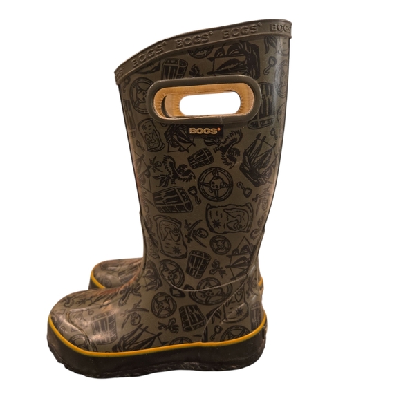 BOGS KID'S RAIN BOOTS WITH PIRATE PATTERN. SIZE 11. UNISEX. - Picture 3 of 12